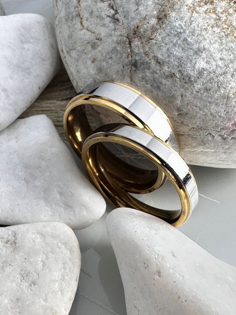 Βέρες Ασήμι Καθρέφτης με Χρυσές Άκρες από Ατσάλι (ΚΩΔ:00742) | Πολυτέλεια & Ανθεκτικότητα | Kosmimatomania.gr Βέρες Ασήμι Καθρέφτης με Χρυσές Άκρες από Ατσάλι (ΚΩΔ:00742) | Πολυτέλεια & Ανθεκτικότητα | Kosmimatomania.gr