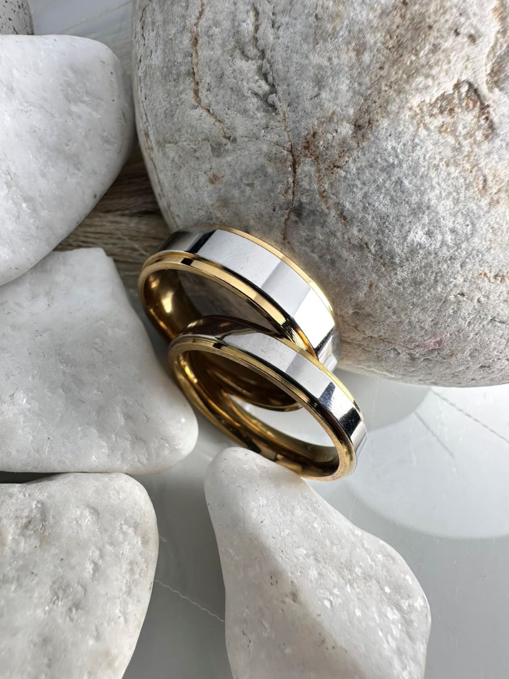 Βέρες Ασήμι Καθρέφτης με Χρυσές Άκρες από Ατσάλι (ΚΩΔ:00742) | Πολυτέλεια & Ανθεκτικότητα | Kosmimatomania.gr Βέρες Ασήμι Καθρέφτης με Χρυσές Άκρες από Ατσάλι (ΚΩΔ:00742) | Πολυτέλεια & Ανθεκτικότητα | Kosmimatomania.gr