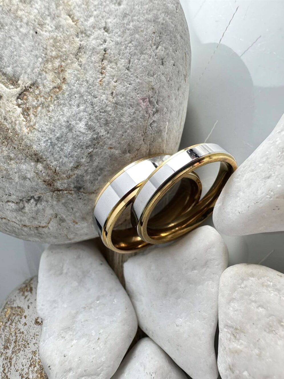 Βέρες Ασήμι Καθρέφτης με Χρυσές Άκρες από Ατσάλι (ΚΩΔ:00742) | Πολυτέλεια & Ανθεκτικότητα | Kosmimatomania.gr Βέρες Ασήμι Καθρέφτης με Χρυσές Άκρες από Ατσάλι (ΚΩΔ:00742) | Πολυτέλεια & Ανθεκτικότητα | Kosmimatomania.gr