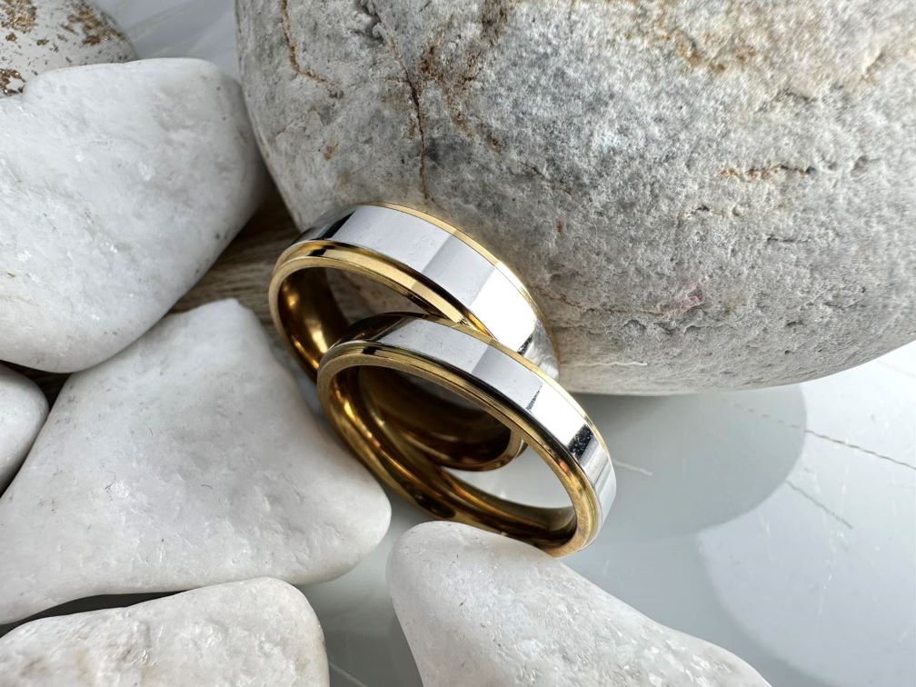 Βέρες Ασήμι Καθρέφτης με Χρυσές Άκρες από Ατσάλι (ΚΩΔ:00742) | Πολυτέλεια & Ανθεκτικότητα | Kosmimatomania.gr Βέρες Ασήμι Καθρέφτης με Χρυσές Άκρες από Ατσάλι (ΚΩΔ:00742) | Πολυτέλεια & Ανθεκτικότητα | Kosmimatomania.gr