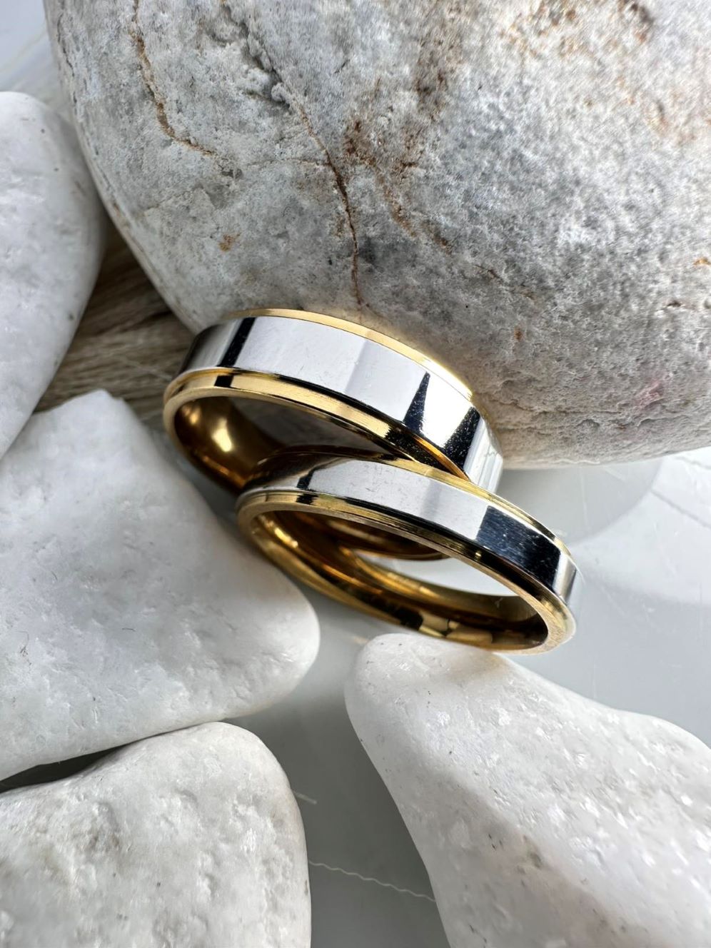 Βέρες Ασήμι Καθρέφτης με Χρυσές Άκρες από Ατσάλι (ΚΩΔ:00742) | Πολυτέλεια & Ανθεκτικότητα | Kosmimatomania.gr Βέρες Ασήμι Καθρέφτης με Χρυσές Άκρες από Ατσάλι (ΚΩΔ:00742) | Πολυτέλεια & Ανθεκτικότητα | Kosmimatomania.gr