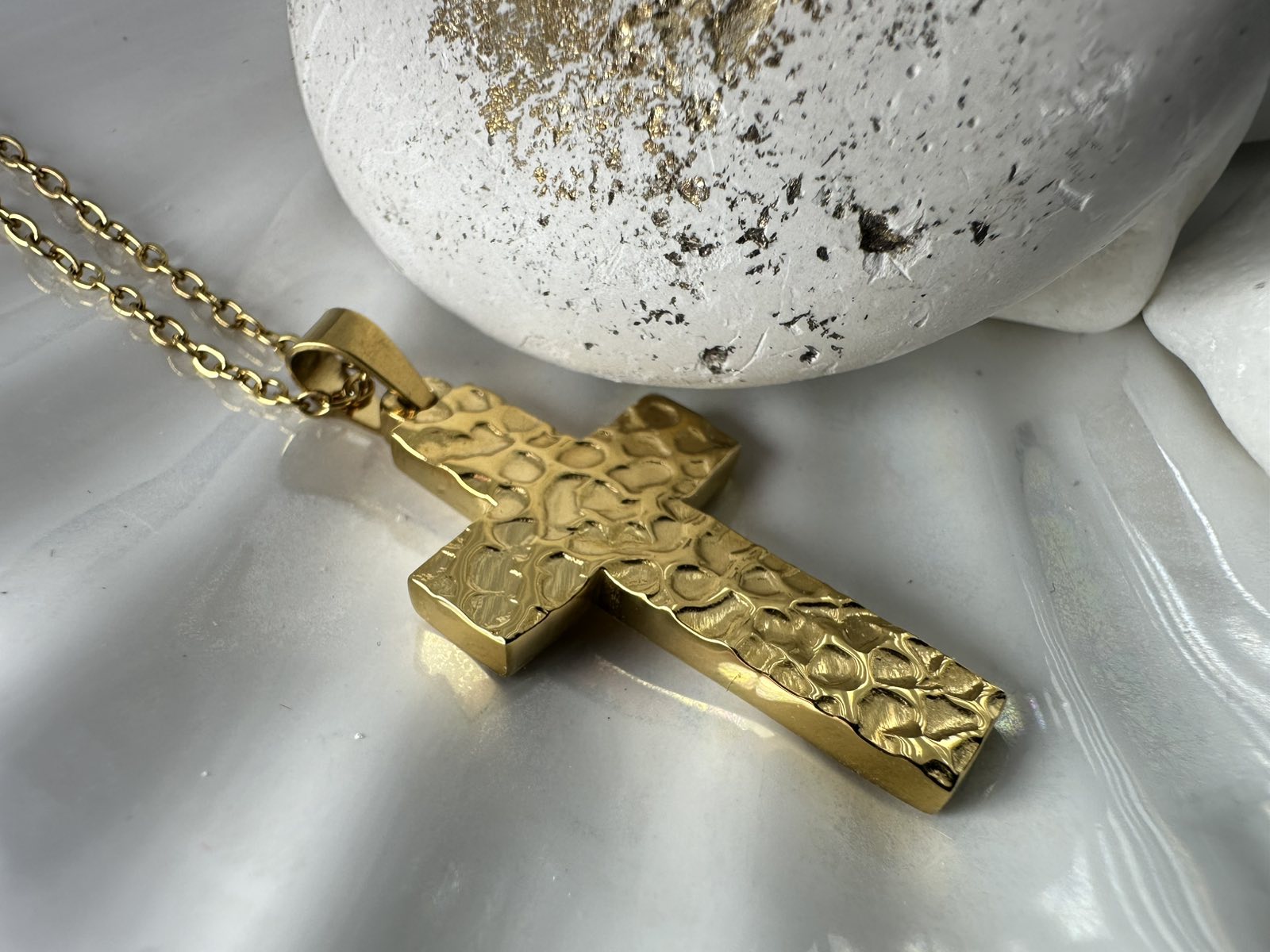 Χρυσός Σταυρός από Ανοξείδωτο Ατσάλι με Σφυρήλατη Υφή (ΚΩΔ:81569)| Kosmimatomania.gr Χρυσός Σταυρός από Ανοξείδωτο Ατσάλι με Σφυρήλατη Υφή (ΚΩΔ:81569)| Kosmimatomania.gr