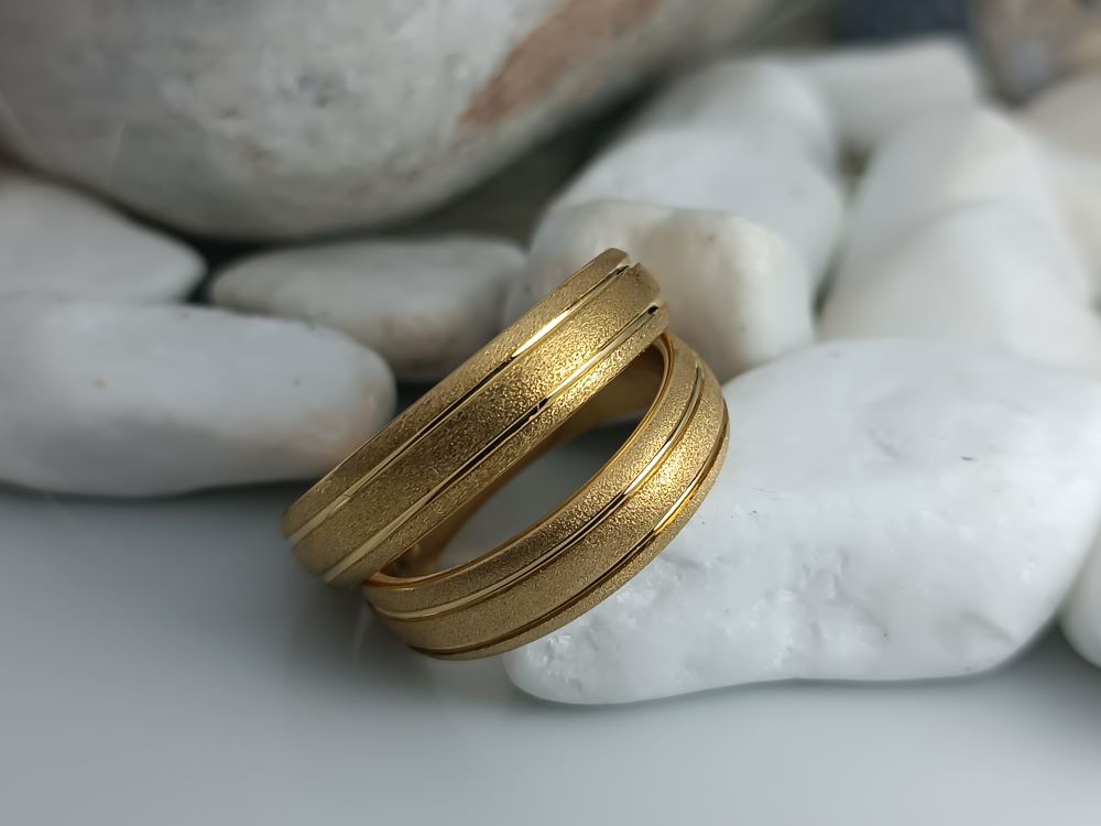 Βέρες γάμου από Ατσάλι Χρυσές Σαγρέ (ΚΩΔ:54681) | Ανθεκτικές & Κομψές | Kosmimatomaniа.gr Βέρες γάμου από Ατσάλι Χρυσές Σαγρέ (ΚΩΔ:54681) | Ανθεκτικές & Κομψές | Kosmimatomaniа.gr