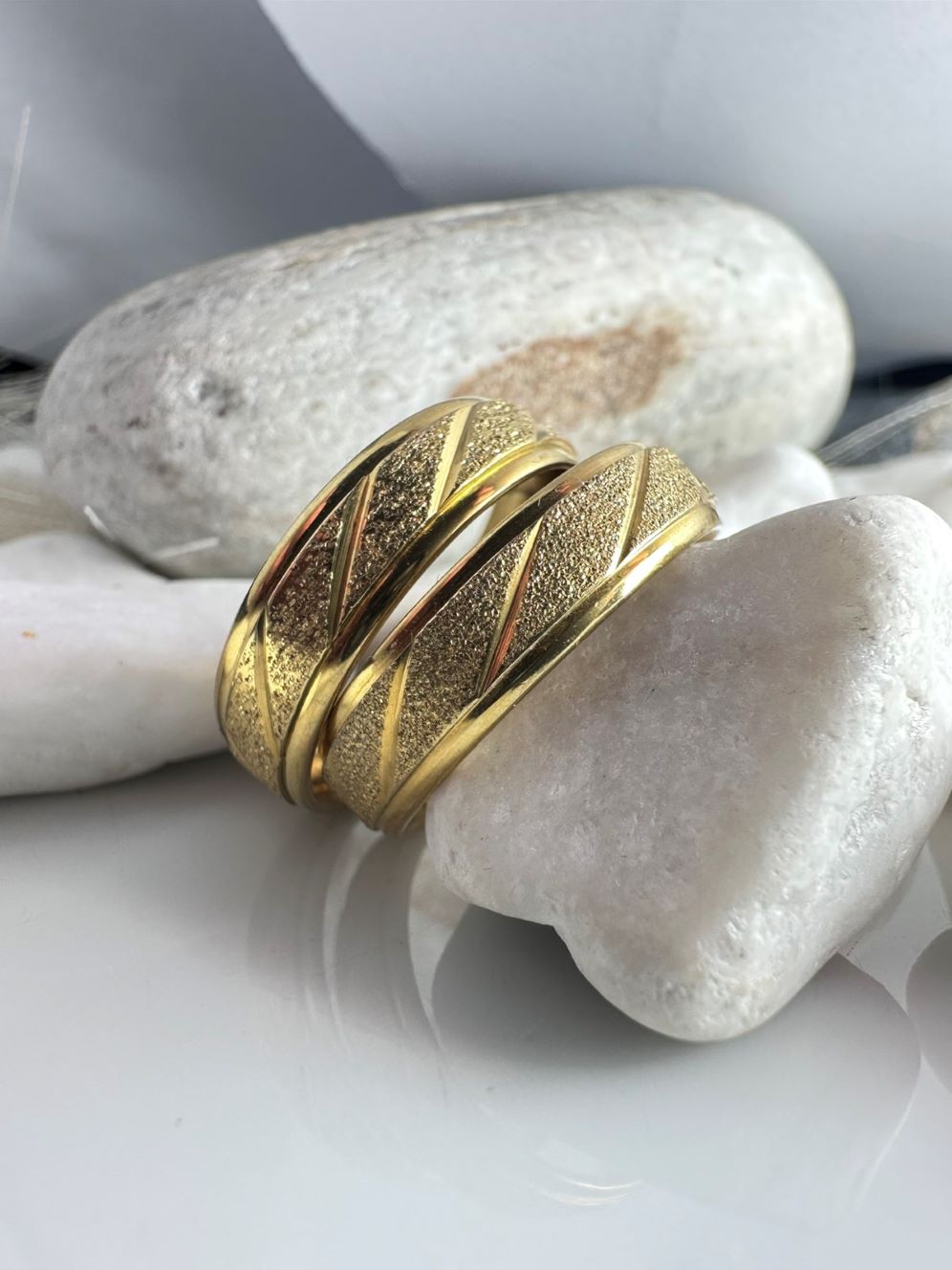 Βέρες Γάμου Από Ατσάλι Χρυσές Σαγρέ με Διαγώνιο Σχέδιο (ΚΩΔ:14512) | Ανθεκτικές & Κομψές | Kosmimatomaniа.gr Βέρες Γάμου Από Ατσάλι Χρυσές Σαγρέ με Διαγώνιο Σχέδιο (ΚΩΔ:14512) | Ανθεκτικές & Κομψές | Kosmimatomaniа.gr