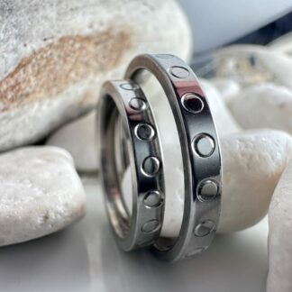 Βέρες Γάμου Από Ατσάλι με Χαραγμένους Κύκλους (ΚΩΔ:45481)| Μοντέρνες & Ανθεκτικές | Kosmimatomaniа.gr Βέρες Γάμου Από Ατσάλι με Χαραγμένους Κύκλους (ΚΩΔ:45481)| Μοντέρνες & Ανθεκτικές | Kosmimatomaniа.gr