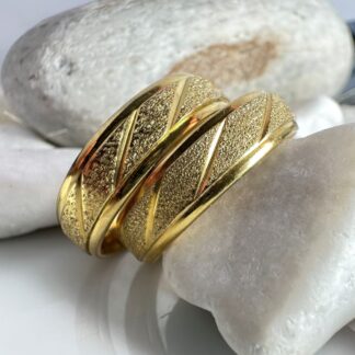 Βέρες Γάμου Από Ατσάλι Χρυσές Σαγρέ με Διαγώνιο Σχέδιο (ΚΩΔ:14512) | Ανθεκτικές & Κομψές | Kosmimatomaniа.gr Βέρες Γάμου Από Ατσάλι Χρυσές Σαγρέ με Διαγώνιο Σχέδιο (ΚΩΔ:14512) | Ανθεκτικές & Κομψές | Kosmimatomaniа.gr