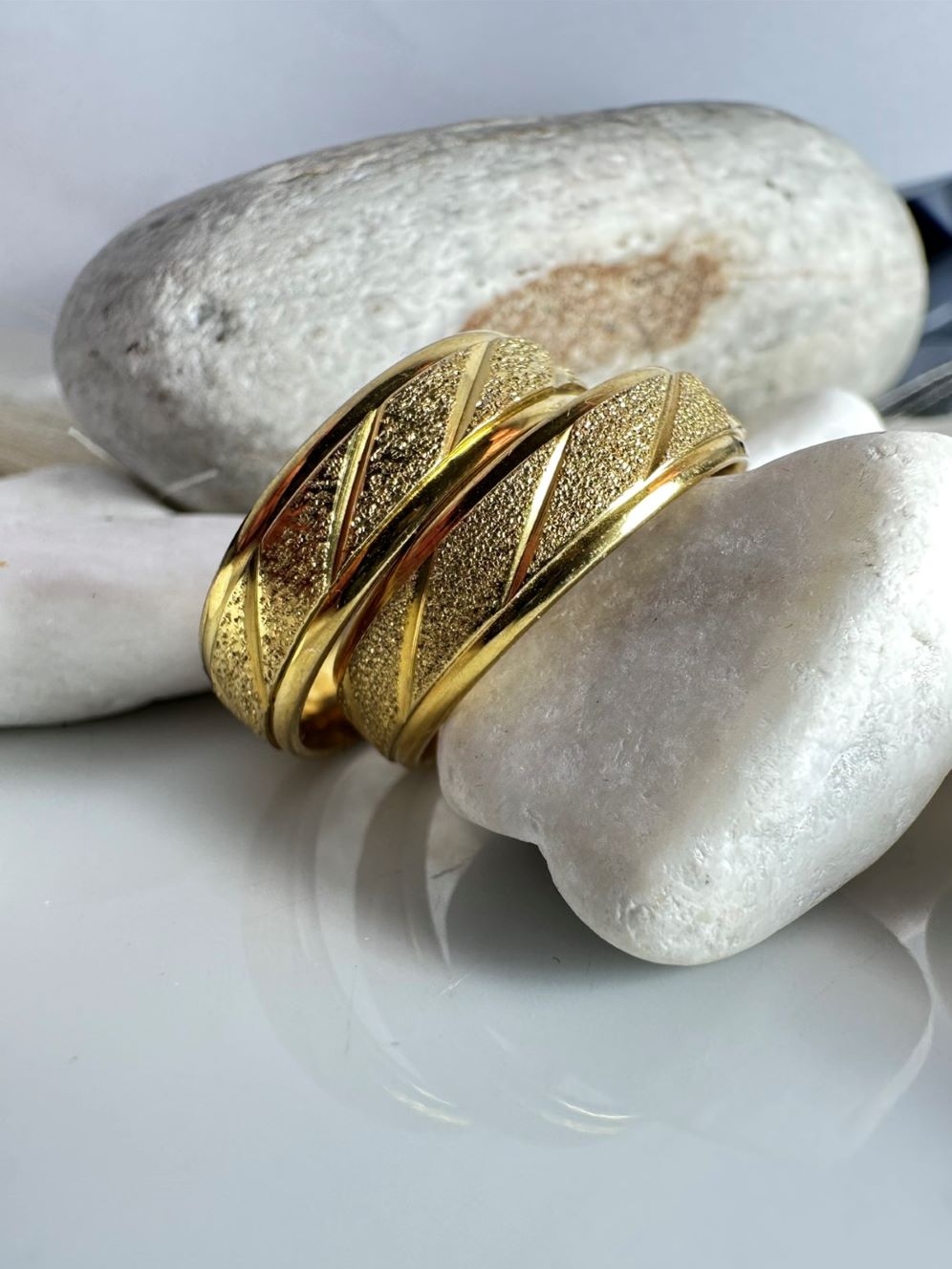 Βέρες Γάμου Από Ατσάλι Χρυσές Σαγρέ με Διαγώνιο Σχέδιο (ΚΩΔ:14512) | Ανθεκτικές & Κομψές | Kosmimatomaniа.gr Βέρες Γάμου Από Ατσάλι Χρυσές Σαγρέ με Διαγώνιο Σχέδιο (ΚΩΔ:14512) | Ανθεκτικές & Κομψές | Kosmimatomaniа.gr