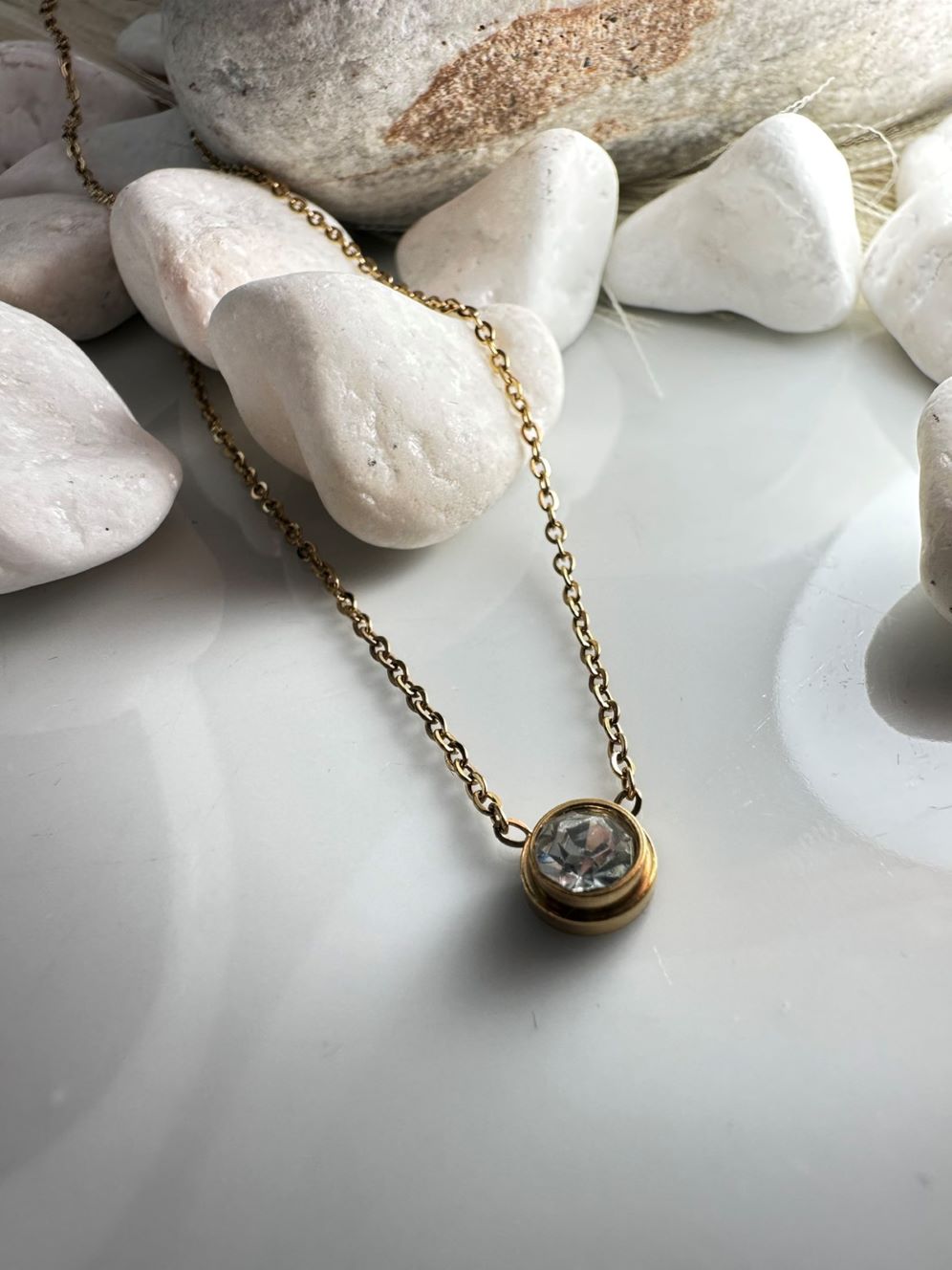 Κολιέ από Ατσάλι με Διάφανο Κρύσταλλο – Χρυσό Minimal Μενταγιόν (ΚΩΔ:84158) |Kosmimatomania.gr Κολιέ από Ατσάλι με Διάφανο Κρύσταλλο – Χρυσό Minimal Μενταγιόν (ΚΩΔ:84158) |Kosmimatomania.gr