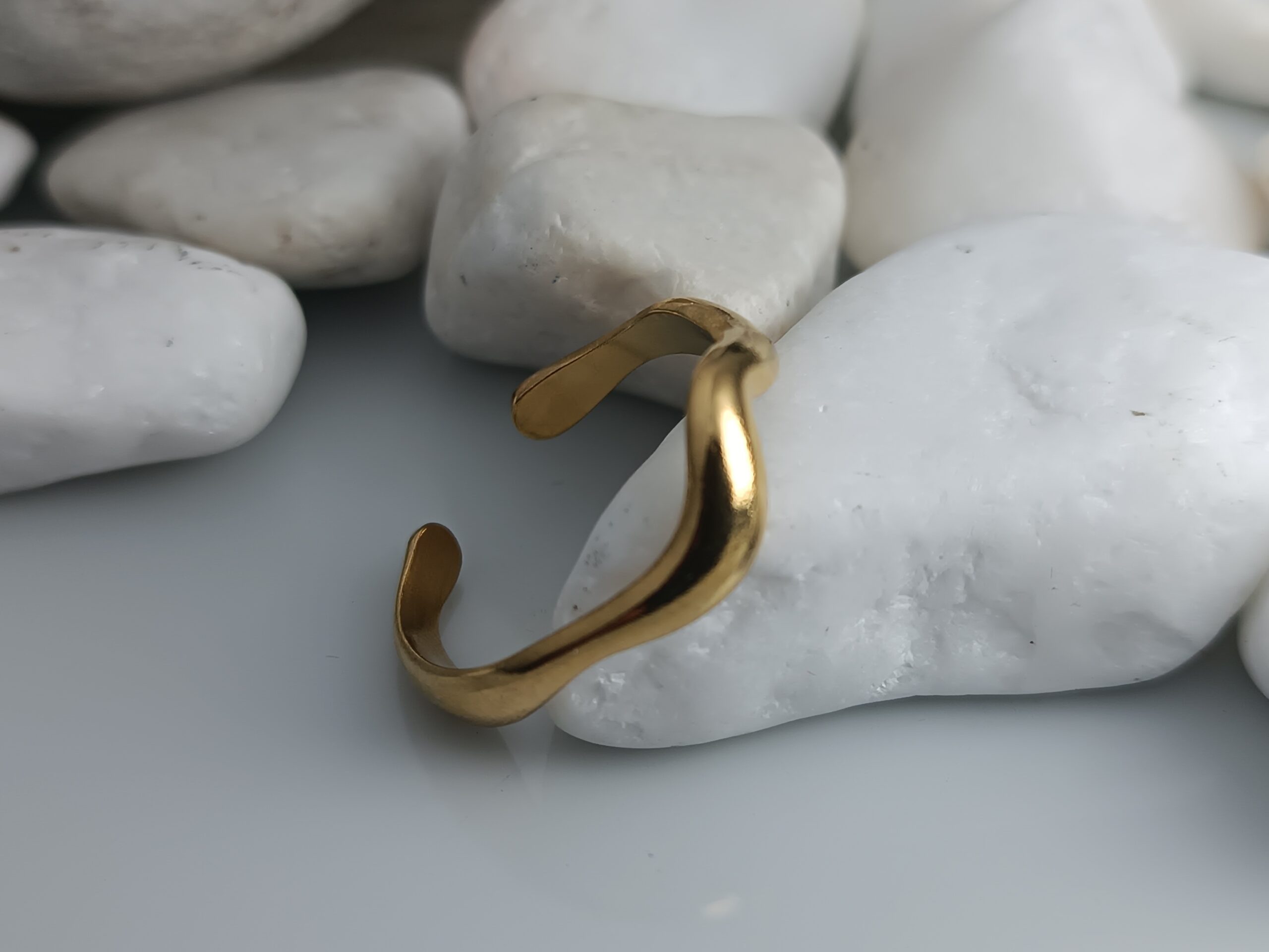 Ρυθμιζόμενο Δαχτυλίδι Ατσάλι σε Χρυσό Χρώμα με Κιματισμό (ΚΩΔ:4245) – Κοσμήματα |Kosmimatomania Ρυθμιζόμενο Δαχτυλίδι Ατσάλι σε Χρυσό Χρώμα με Κιματισμό (ΚΩΔ:4245) – Κοσμήματα |Kosmimatomania